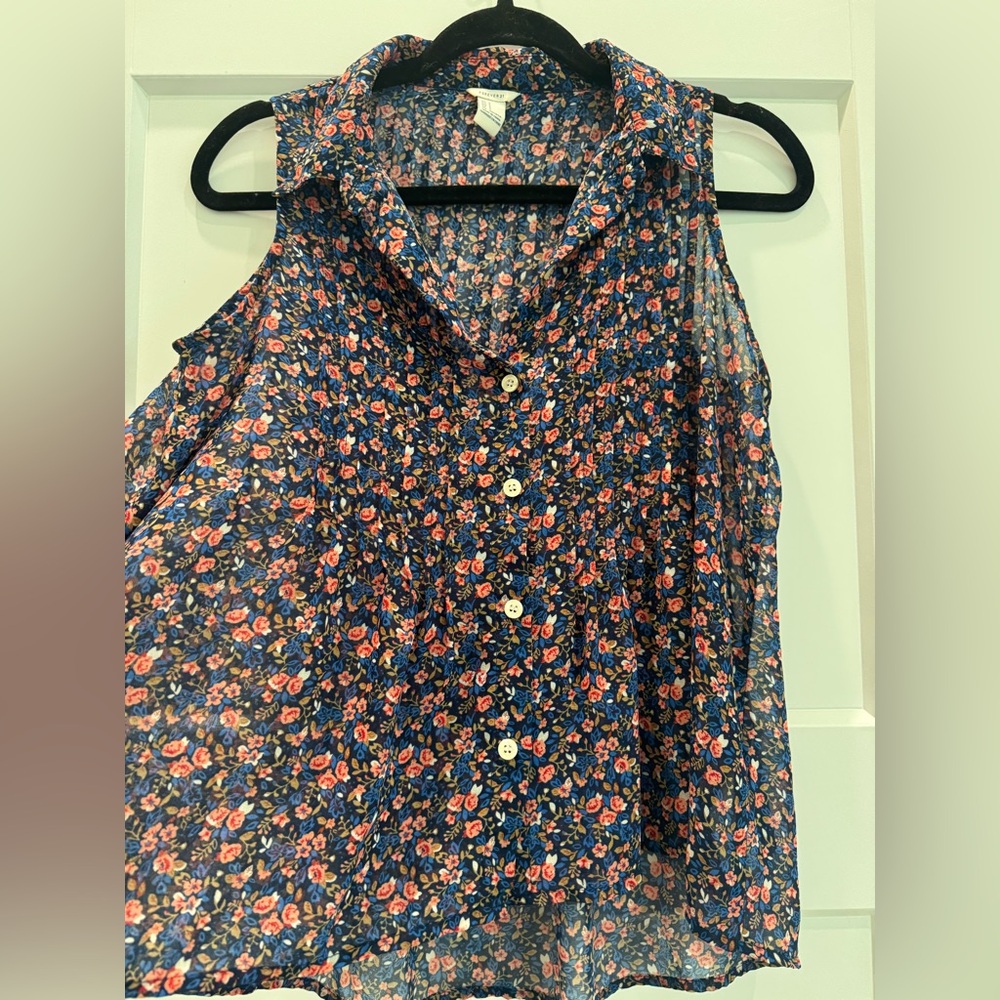 Forever 21 | Navy Floral Sleeveless Button Front Blouse- Size Small - Picture 4 of 7